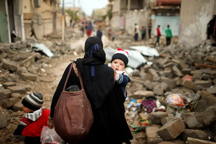 Civis deixam suas casas para fugir da violência em Mosul, no Iraque (Suhaib Salem/Reuters)