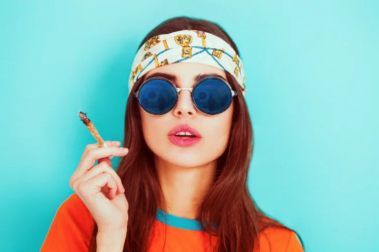 Mulher fuma cigarro de maconha:  uso recreativo em pauta (foto/Thinkstock)