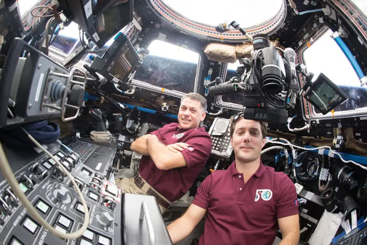 Astronautas: a saída faz parte de uma série de caminhadas destinadas a instalar um segundo ponto de acoplamento na ISS (Nasa/Divulgação)