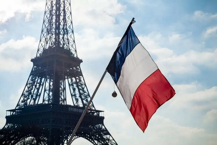 França: bandeira e torre Eiffel (OnickzArtworks/Thinkstock)
