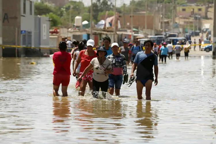Peru: as chuvas também destruíram pontes e terras de cultivo, levando os camponeses a pedirem ajuda ao governo (Mariana Bazo/Reuters)