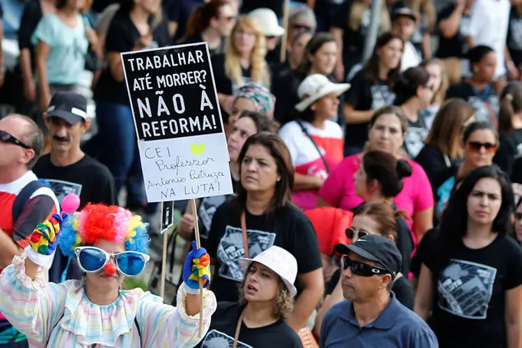 Para colunista, são os privilegiados que lutam contra o projeto (Rodolfo Buhrer/Reuters)