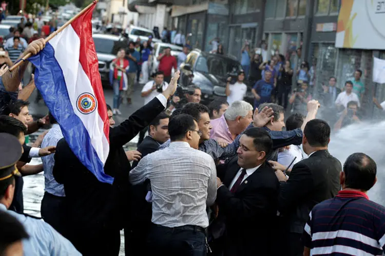 Paraguai: houve reação popular. Civis protestaram e houve embate com a polícia (Jorge Adorno/Reuters)