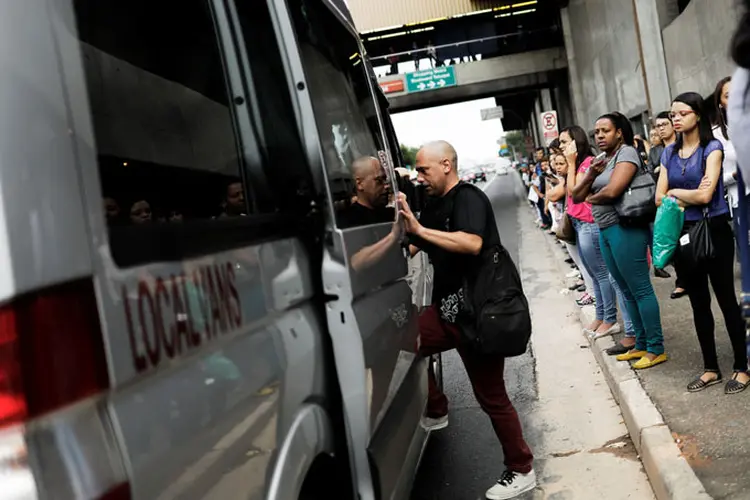 Passageiro pega van durante greve de ônibus e metrô em São Paulo - 15/03/2017 (Nacho Doce/Reuters)