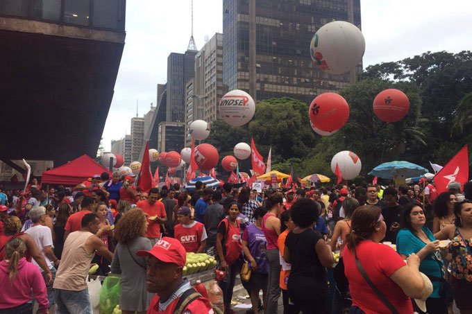 Protestos contra reformas do governo fecham vias em SP