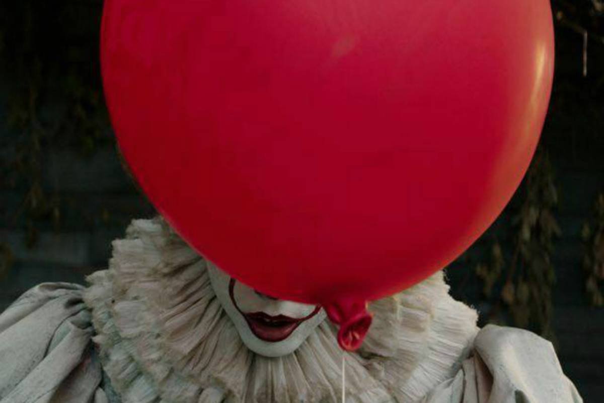 Bill Skarsgård ensina como fazer a cara de Pennywise e fica ainda