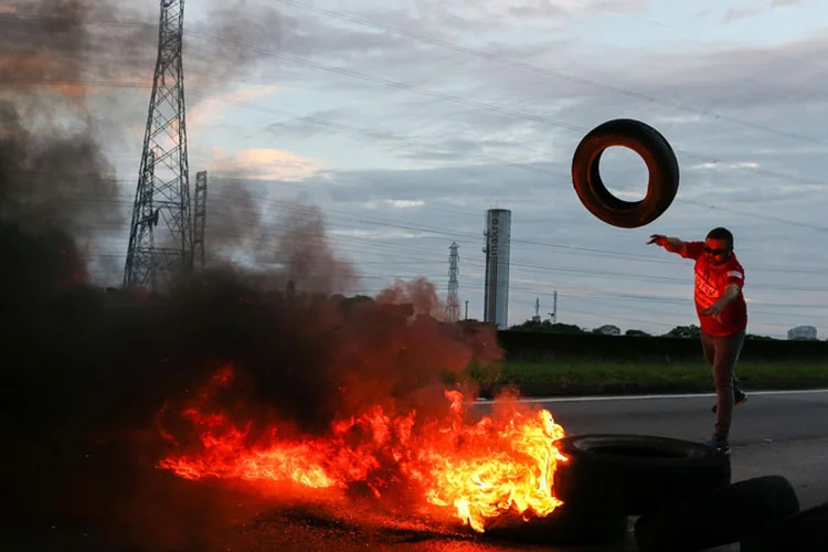 Protesto: as manifestações, que mobilizaram cerca de 10 mil trabalhadores, começaram por volta das 5h30 (Roosevelt Cassio/Reuters)