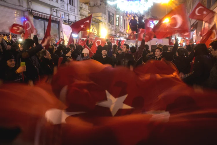 Protestos na Turquia contra a Holanda: manifestantes pró-Erdogan se reúnem em frente ao consulado holandês em Istambul (Chris McGrath/Getty Images)