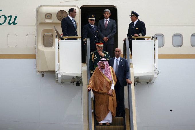 Como viaja o rei saudita? Com 459 toneladas de bagagem em 27 voos