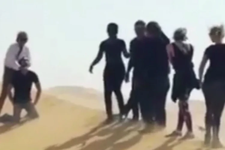 Rod Stewart brinca com decapitações no deserto de Abu Dhabi: músico nega que tenha simulado ações do EI (Penny Lancaster/Divulgação)