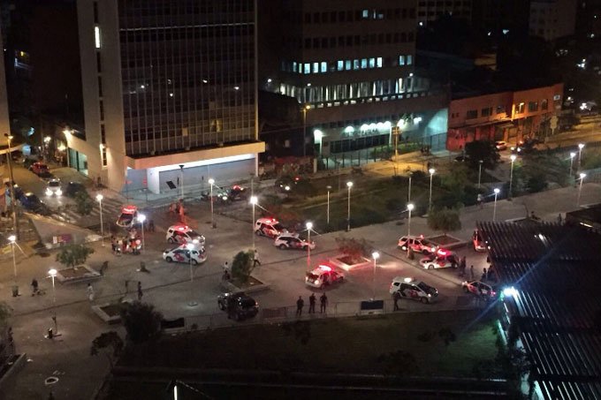 PM dispersa foliões no centro de SP com bombas de gás