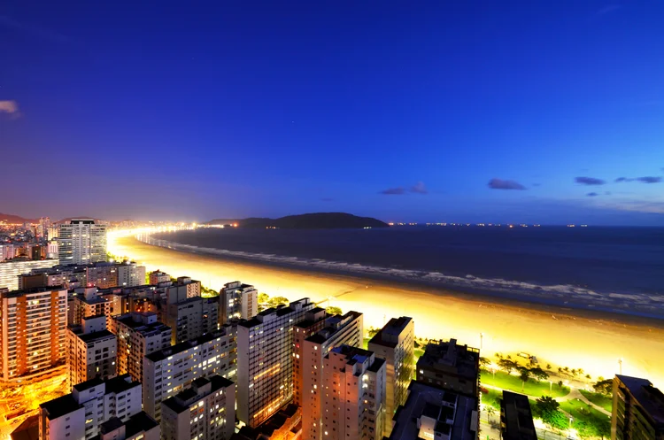 Vista noturna da Orla de Santos - São Paulo / Brasil (FelipeDutra/Thinkstock)