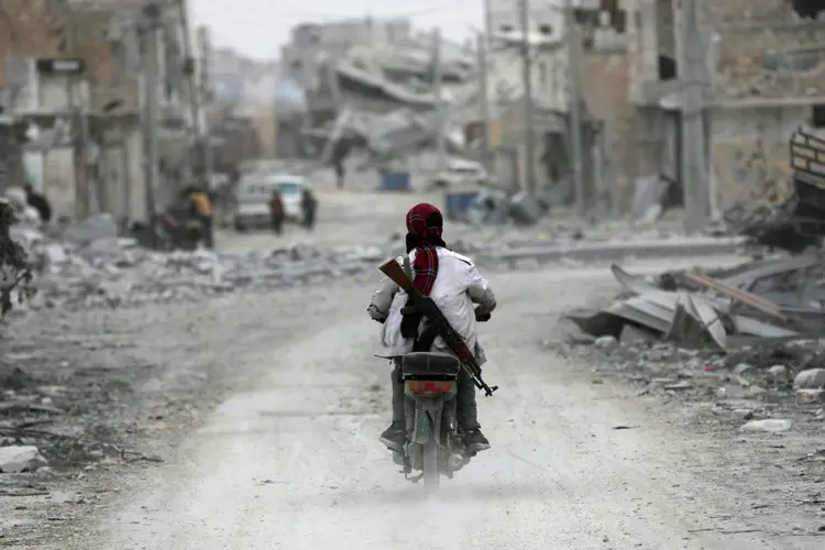 Síria: a fonte destacou que há feridos em estado grave e desaparecidos pelo bombardeio (Khalil Ashawi/Reuters)
