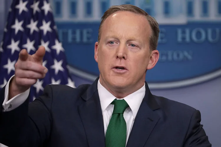 Sean Spicer: o assessor se tornou uma figura notória pelo espírito agressivo com que defendeu as decisões do governo (Chip Somodevilla/Getty Images)