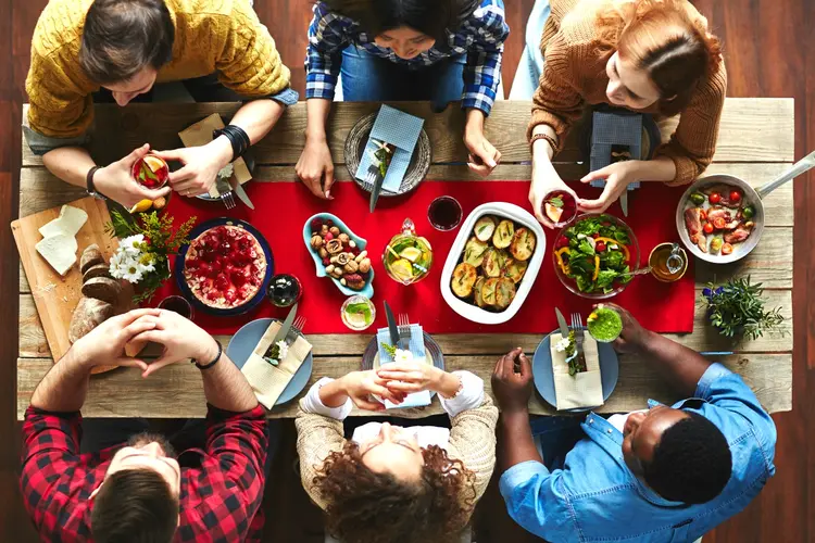 Jantar entre pessoas de diferentes culturas (shironosov/Thinkstock)