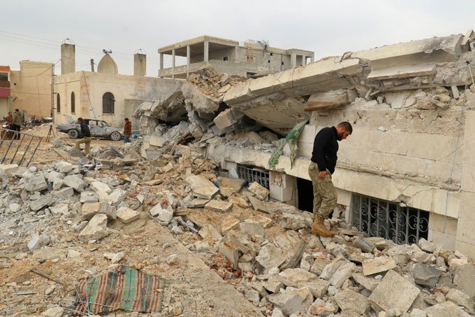 Aviões jogaram bombas incendiárias na Síria, denunciam ativistas