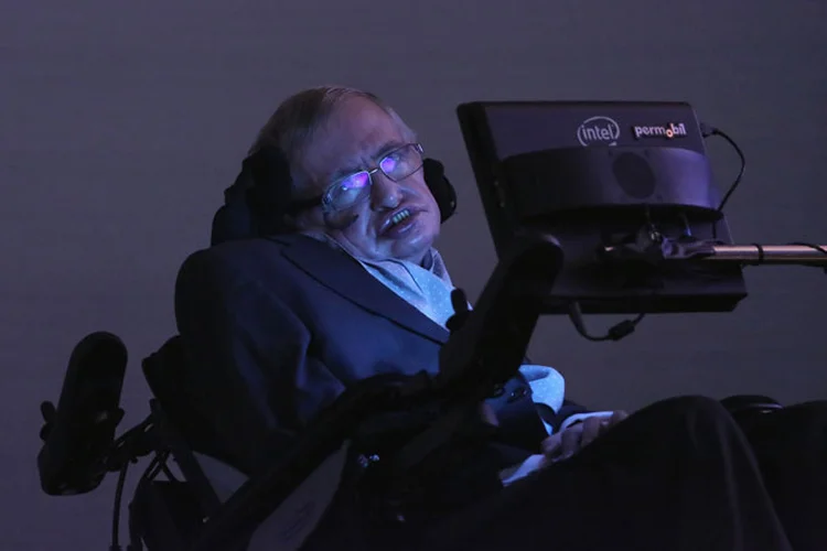 Stephen Hawking: a ELA é provocada pela degeneração progressiva de neurônios motores (Dan Kitwood/Getty Images)