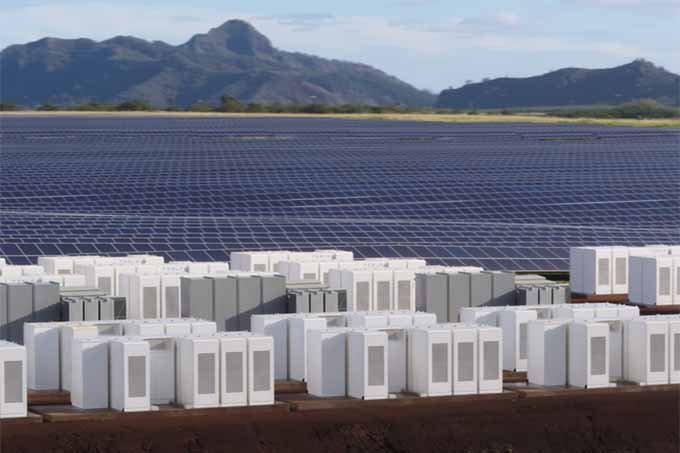 Projeto de armazenamento de energia solar em baterias da Tesla em Kauai, no Havaí.  (Tesla/Divulgação)
