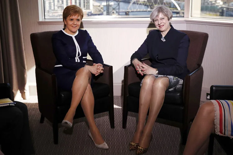 Sturgeon e May: "esqueça o Brexit, quem ganhou nas pernas!" (em tradução livre) (Russell Cheyne/Reuters)