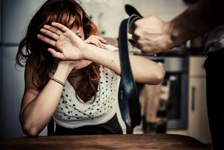 Violência doméstica: castigo físico de pai que espancou a filha e cortou o cabelo dela foi considerado normal por juiz (Thinkstock/Thinkstock)