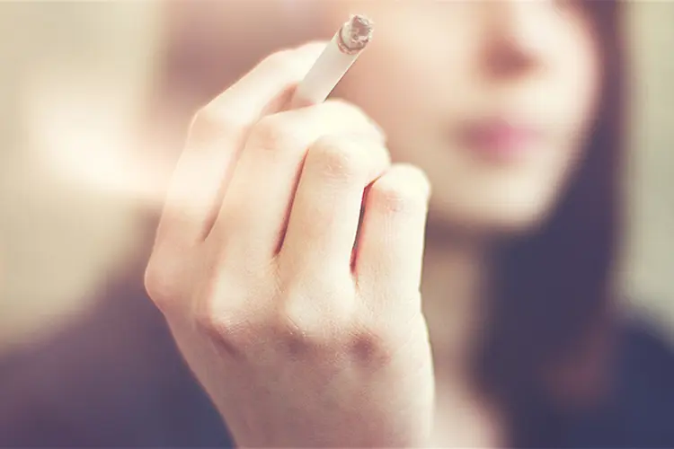 O tabagismo pode contribuir para surgimento de alguns tipos de câncer ainda na juventude (Terroa/Thinkstock)