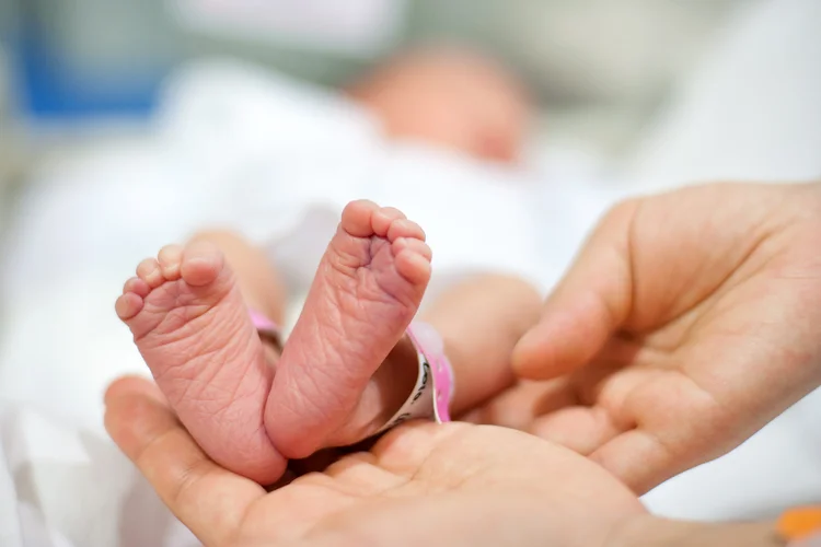 Bebê: "É rara a sobrevida de bebês com menos de 400 gramas. A taxa de sobrevivência não passa de 5%", diz a médica chefe da UTI neonatal (studiojh/Thinkstock)