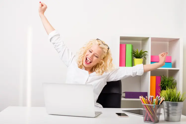 Executiva feliz no escritório (grinvalds/Thinkstock)