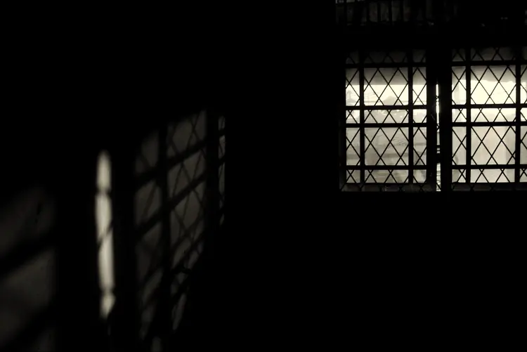 Cárcere: mulher mantida presa desaprendeu a falar e se comunica por escrita (DjokoSantoso/Thinkstock)