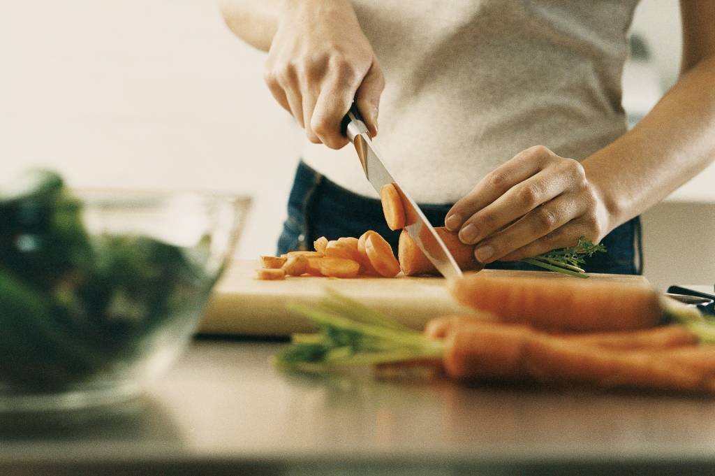 Milionários que cozinham e dirigem carros usados: conheça adeptos do estilo de vida do 'subconsumo'