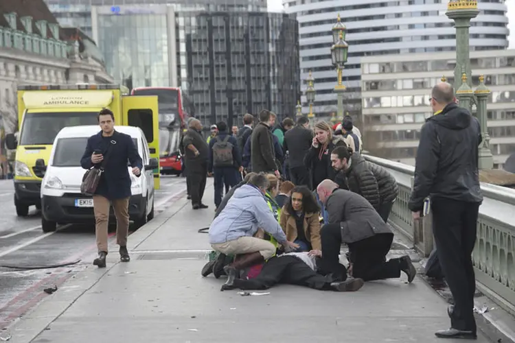 Pessoas são atendidas do lado de fora do Parlamento Britânico (Toby Melville/Reuters)