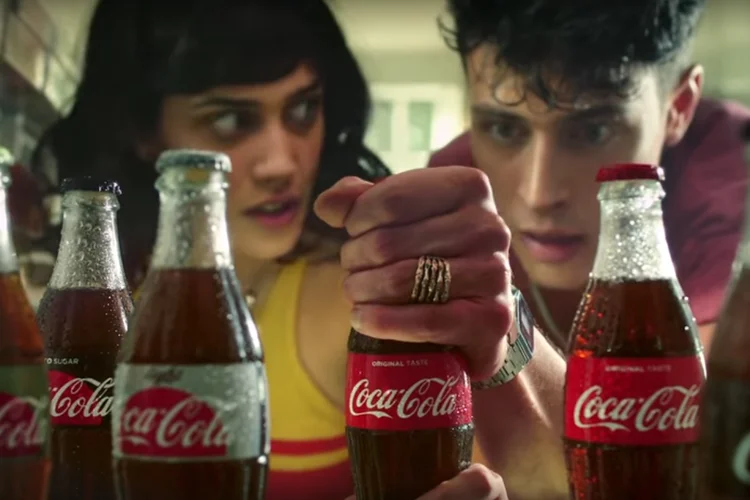 Coca-Cola: no filme, mãe, filha e filho, lutam para chamar a atenção de um Pool Boy, (Reprodução)