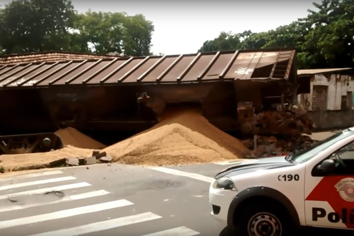 Trem descarrila, atinge imóveis e derruba carga em Rio Preto (SP)