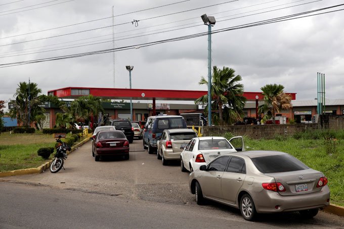 Falta de gasolina causa longas filas na Venezuela