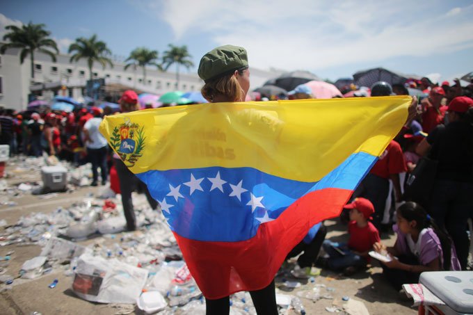 Partidários do governo de Maduro protestam contra OEA em Caracas