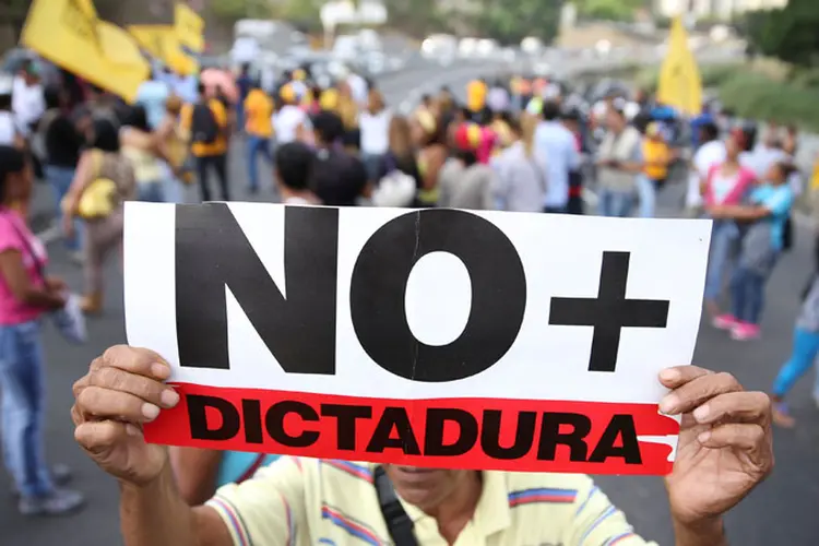 Protestos na Venezuela: pelo país, protestos foram realizados, enquanto a Organização dos Estados Americanos denunciou o ato como um "auto-golpe" (Carlos Garcia Rawlins/Reuters)