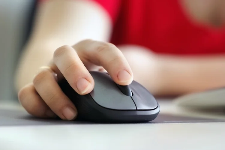 Mulher mexe no computador com mouse: mais empregabilidade a um clique (Veresovich/Thinkstock)