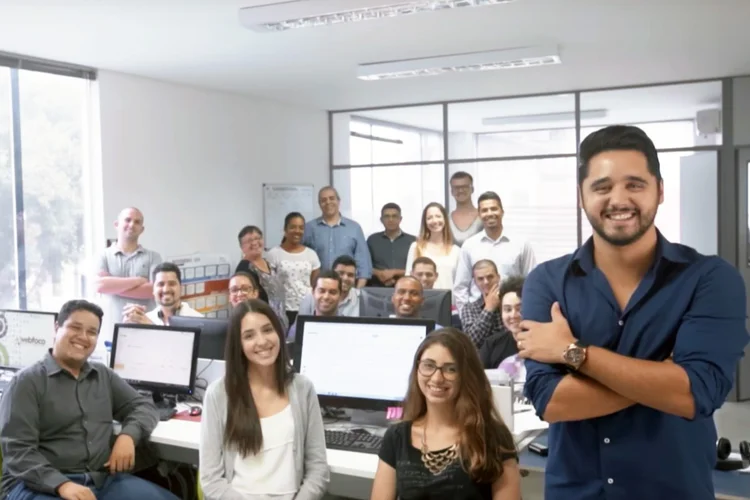 Alex Pinhol e o time da Webfoco: ele criou a empresa com 16 anos de idade (Webfoco/Divulgação)