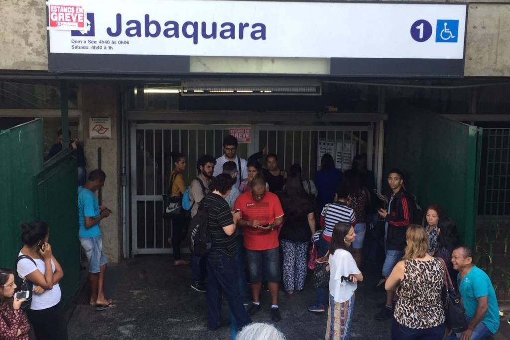 População aplaude metroviários em greve no Jabaquara