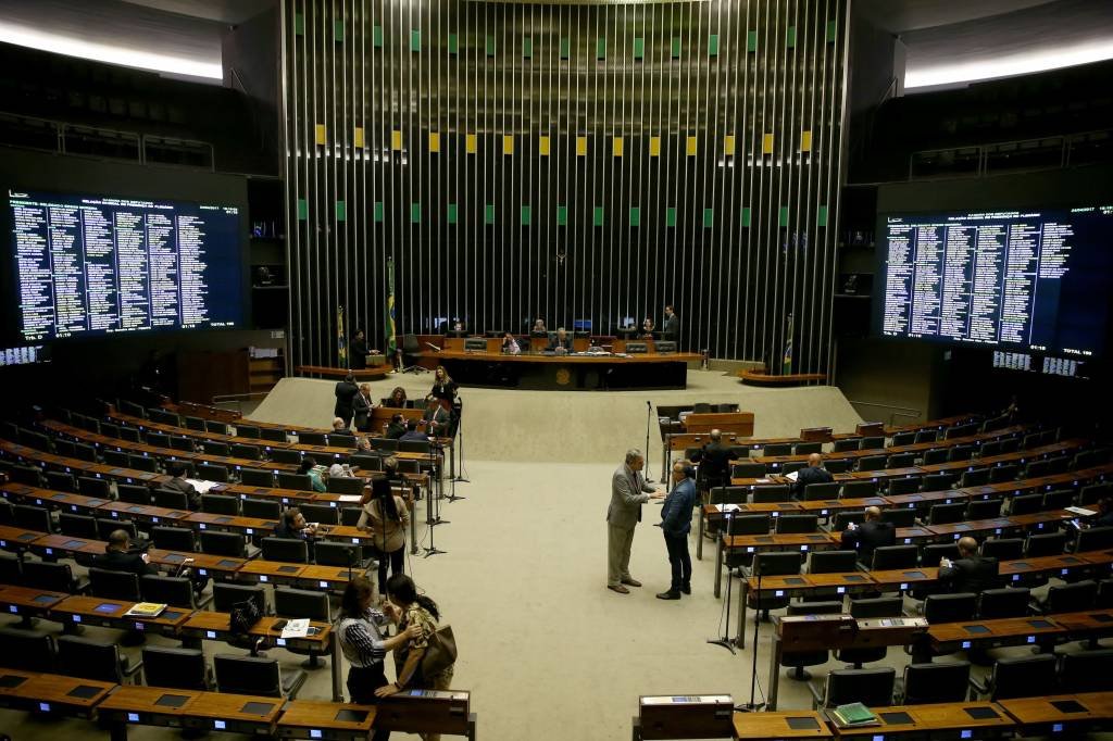 PSB muda orientação e libera bancada para votar em reforma