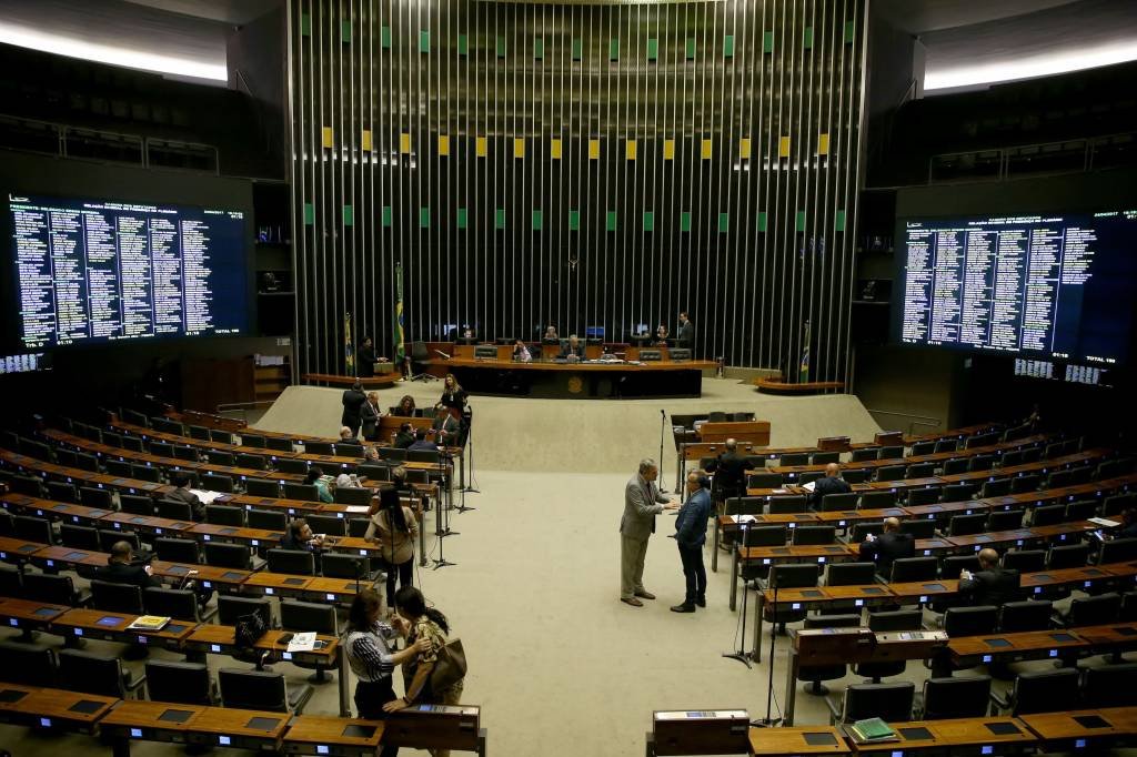 Na Câmara, deputado pede até desobediência civil contra Temer