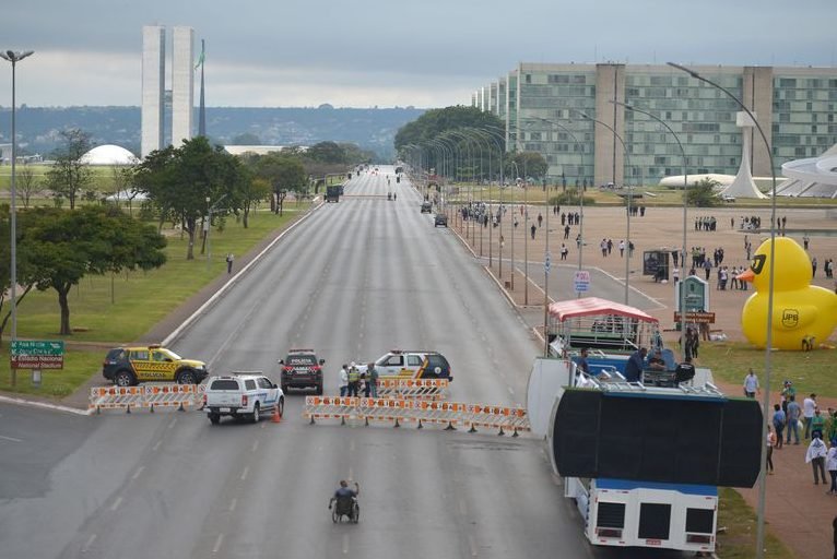 Ambulantes da Esplanada torcem por mobilização forte em protestos