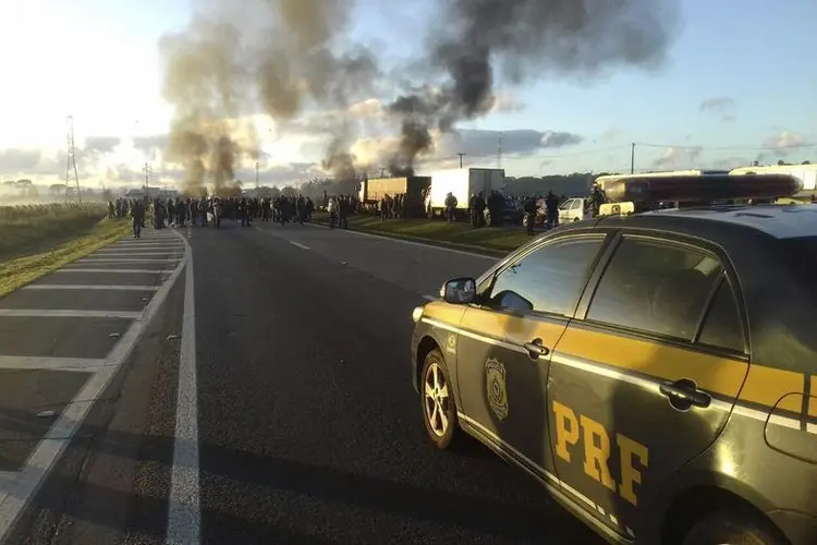 Manifestações em rodovias federais no paraná por causa dos atos convocados para a greve geral de 28/04 (PRF/PR/Agência Brasil)