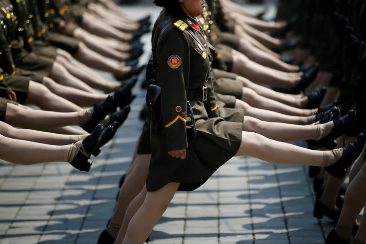 Desfile militar em razão dos 105 anos do fundador da Coreia do Norte (Damir Sagolj/Reuters)