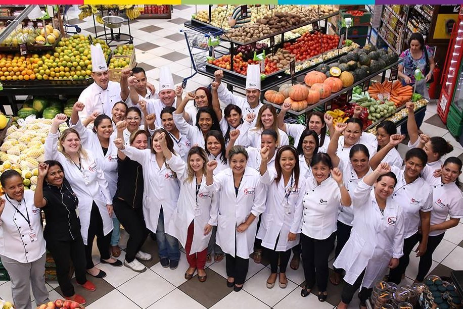 Supermercado adota Pai Nosso e grito de guerra para começar o dia