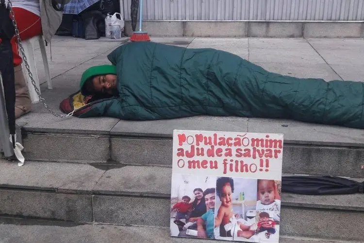 Pai dorme acorrentado em frente ao Tribunal de Justiça em SP em protesto por transplante do filho (Facebook/Reprodução)