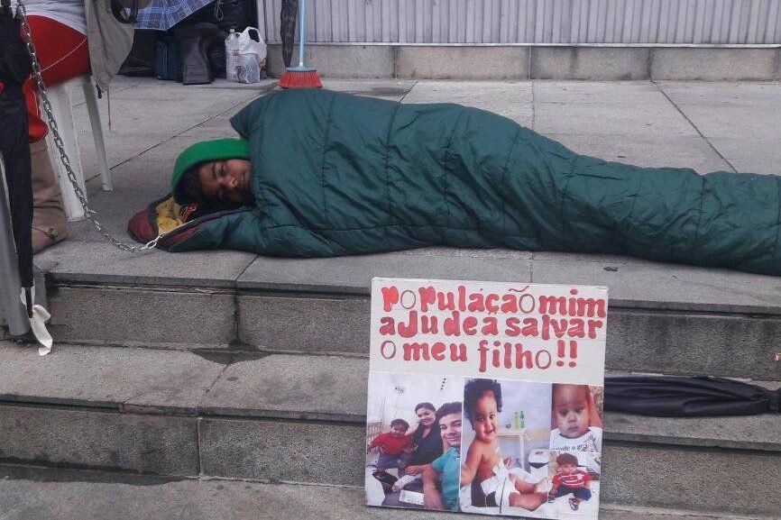 Pai faz greve de fome por transplante do filho