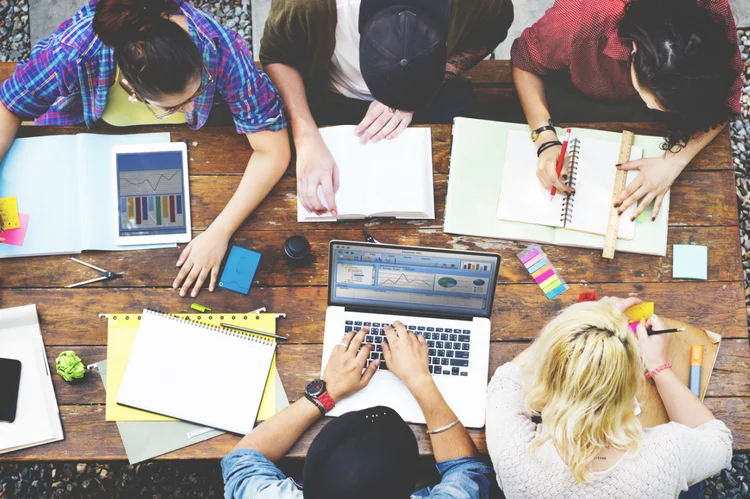 Jovens:  feira grátis ocorre em ambiente virtual (Foto/Thinkstock)