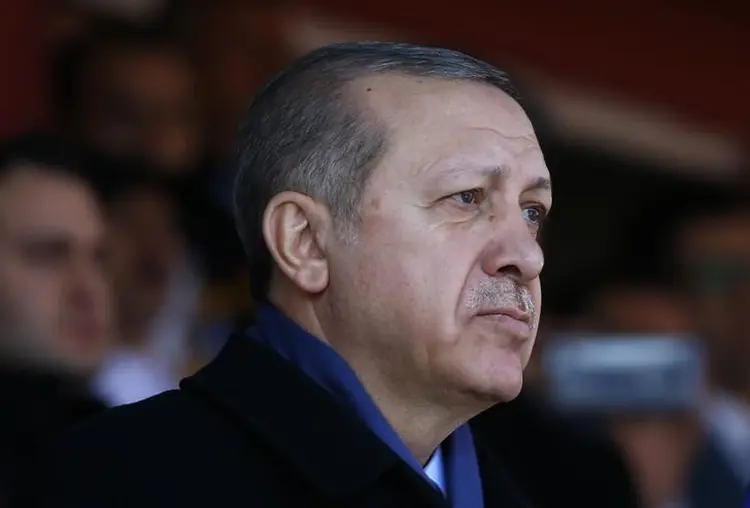 Tayyip Erdogan: últimas detenções vieram 10 dias depois da população votar por planos para aumentar os poderes já amplos de Erdogan (Osman Orsal/Reuters)