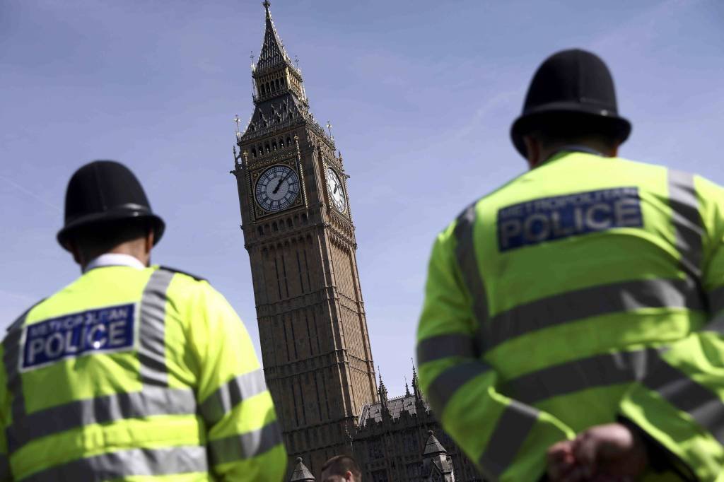 Polícia britânica prende homem com facas no centro de Londres