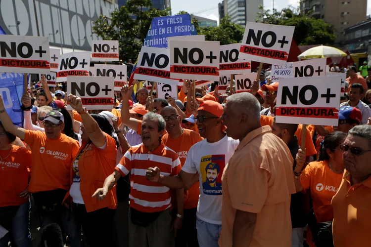 Opositores de Nicolás Maduro protestam contra decisões consideradas ditatoriais (Marco Bello/Reuters)